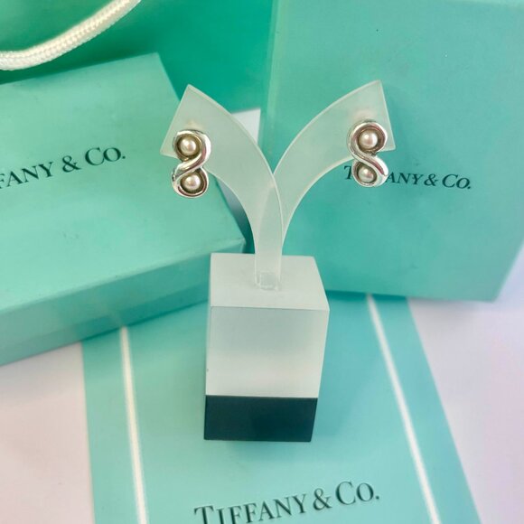Tiffany & Co. sterling silver pre-own Infinity Swril Pearl stud earring